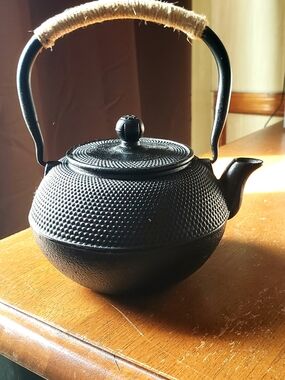 Heavy Japanese Style Cast Iron Teapot Kettle w/ Lid & Wicker Wrapped Handle